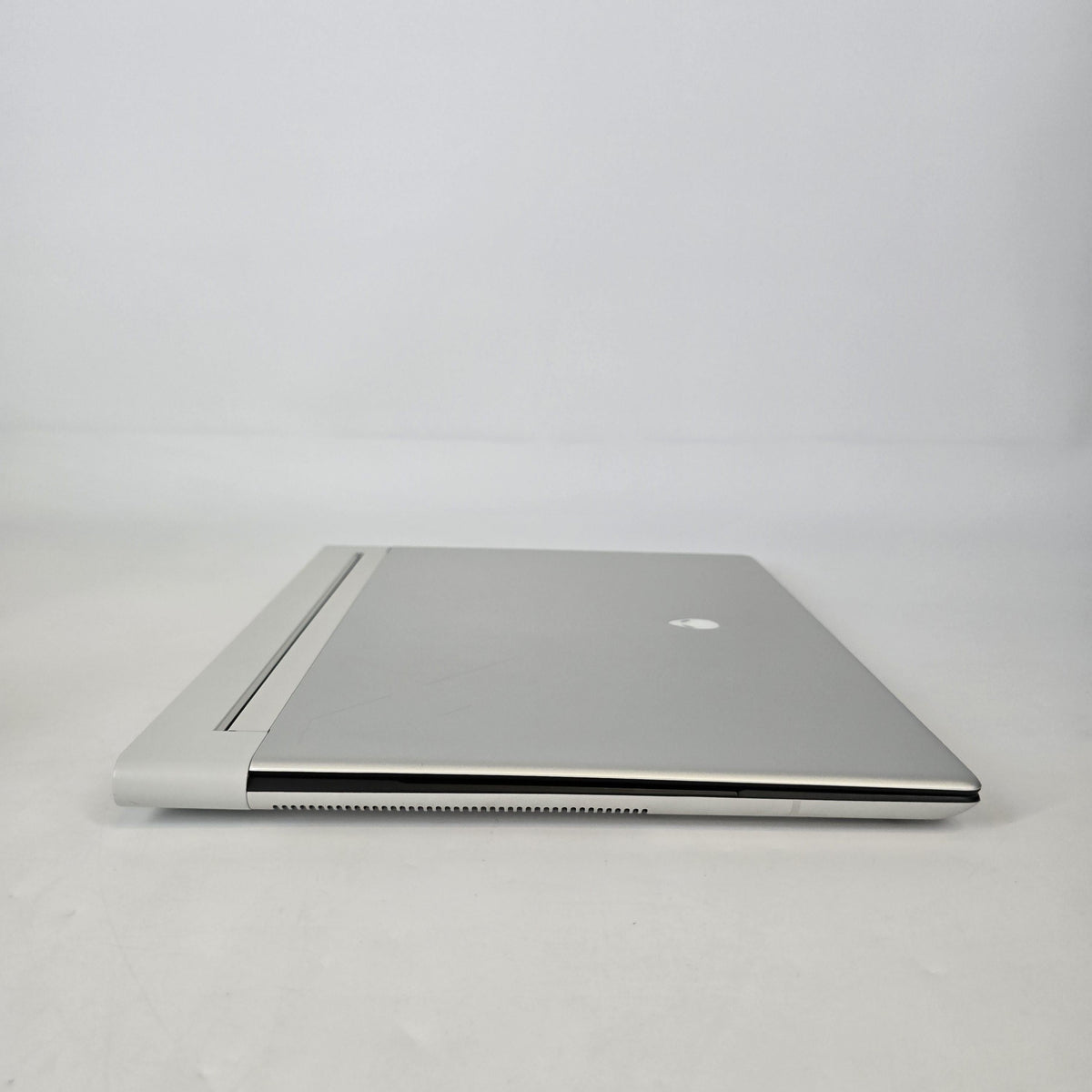 Dell Alienware X16 R2 Silver 2.3 GHz Intel Core Ultra 9 32GB RAM 1TB Solid State Drive NVIDIA GeForce RTX 4080 12 GB