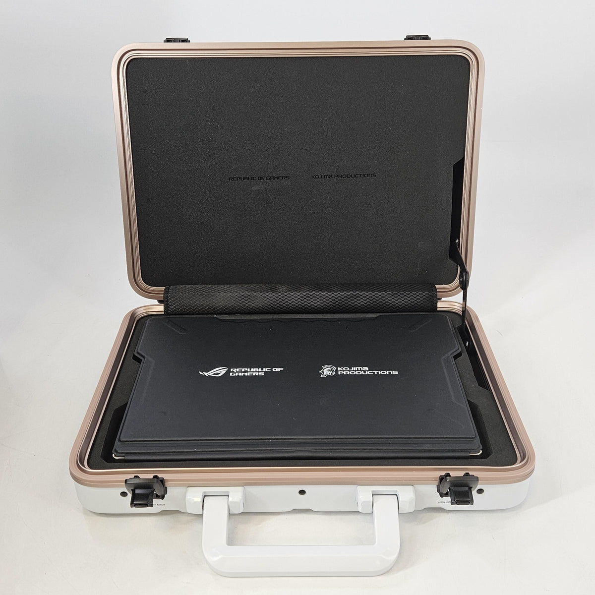 Asus ROG Flow Z13-KJP GZ302 13.4 Gold 3.0 GHz AMD Ryzen AI MAX+ 395 128GB RAM 1TB Solid State Drive