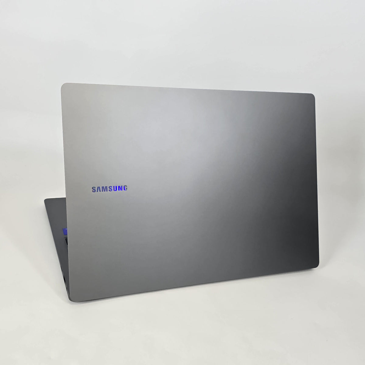 Galaxy Book5 Pro 16 Gray 2.2 GHz Intel Core Ultra 7 Series 2 32GB RAM 1TB Solid State Drive