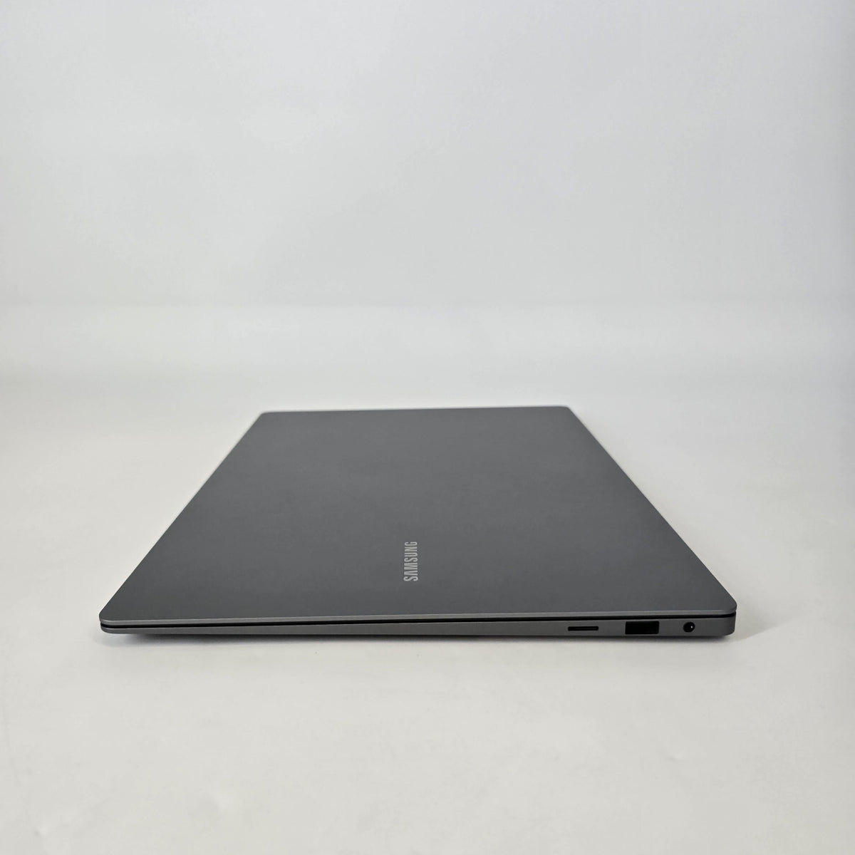 Galaxy Book5 Pro 16 Gray 2.2 GHz Intel Core Ultra 7 Series 2 32GB RAM 1TB Solid State Drive