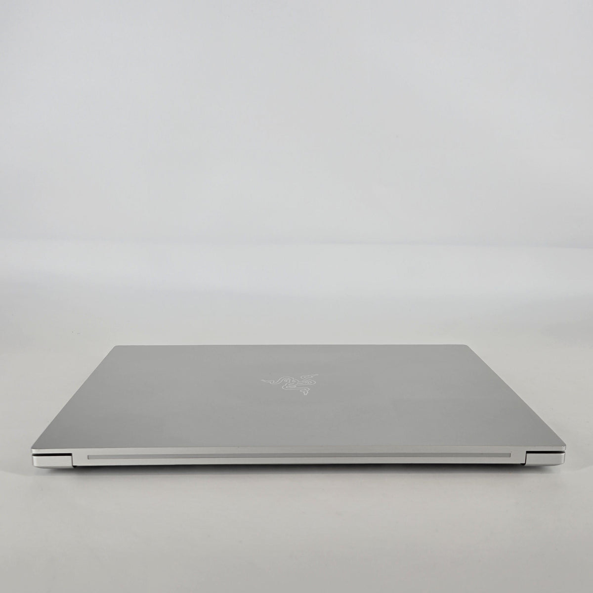 Razer Blade 15 Advanced 2019 Silver 2.6 GHz Intel Core i7 9th Gen. 16GB RAM 512GB Solid State Drive NVIDIA GeForce RTX 2070 8 GB
