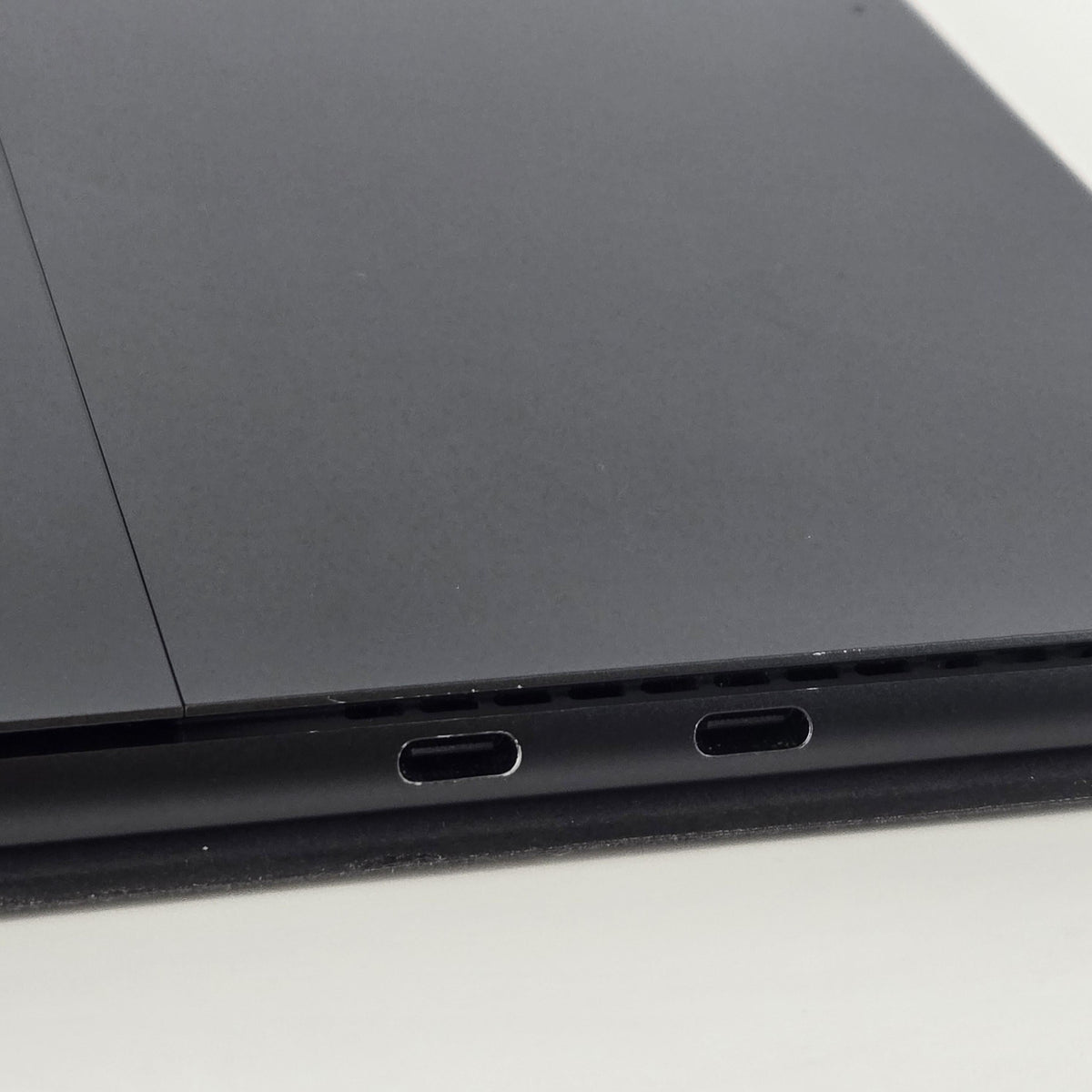 Surface Pro 9 13 Graphite WiFi 2.6 GHz Intel Core i7 12th Gen. 16GB RAM 256GB Solid State Drive