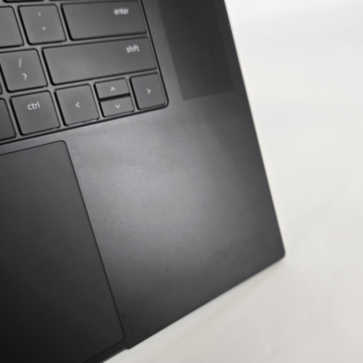 Razer Blade 18 2023 Black 2.2 GHz Intel Core i9 13th Gen. 32GB RAM 1TB Solid State Drive NVIDIA GeForce RTX 4080 12 GB