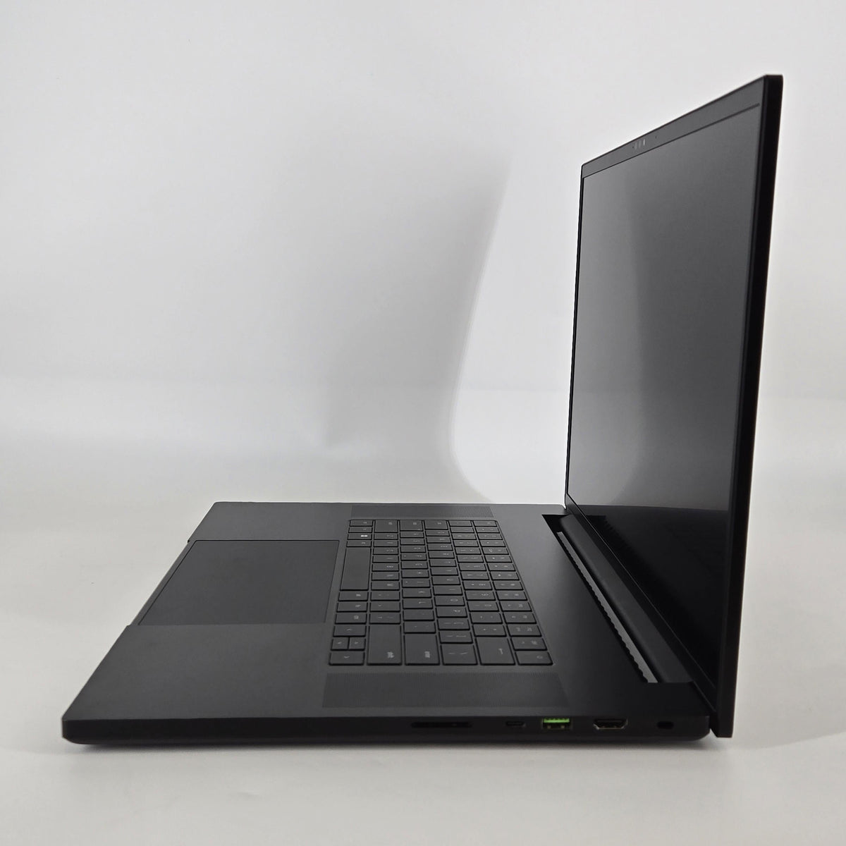 Razer Blade 18 2023 Black 2.2 GHz Intel Core i9 13th Gen. 32GB RAM 1TB Solid State Drive NVIDIA GeForce RTX 4080 12 GB