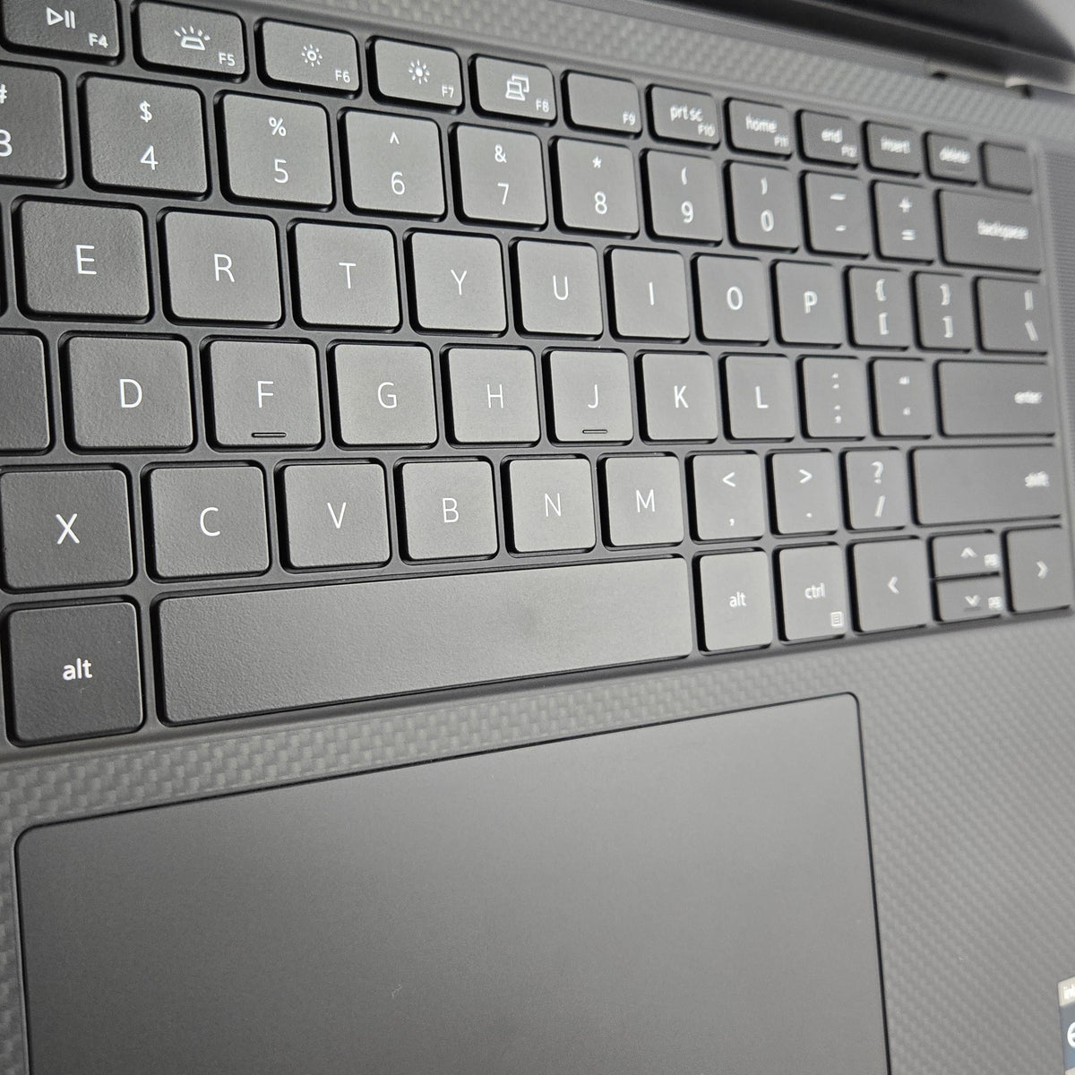 Dell XPS 15 9530 Silver 2.4 GHz Intel Core i7 13th Gen. 32GB RAM 1TB Solid State Drive