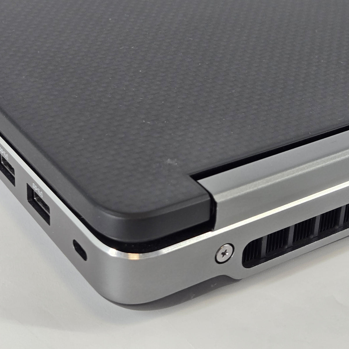 Dell Precision 7520 15.6 Gray 2.7 GHz Intel Core i7 6th Gen. 16GB RAM 512GB Hard Disk Drive