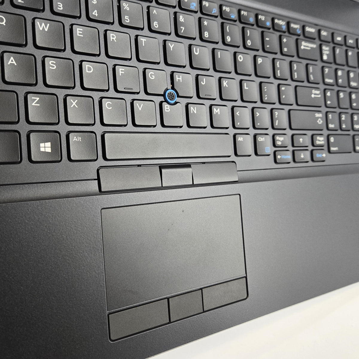 Dell Precision 7520 15.6 Gray 2.7 GHz Intel Core i7 6th Gen. 16GB RAM 512GB Hard Disk Drive