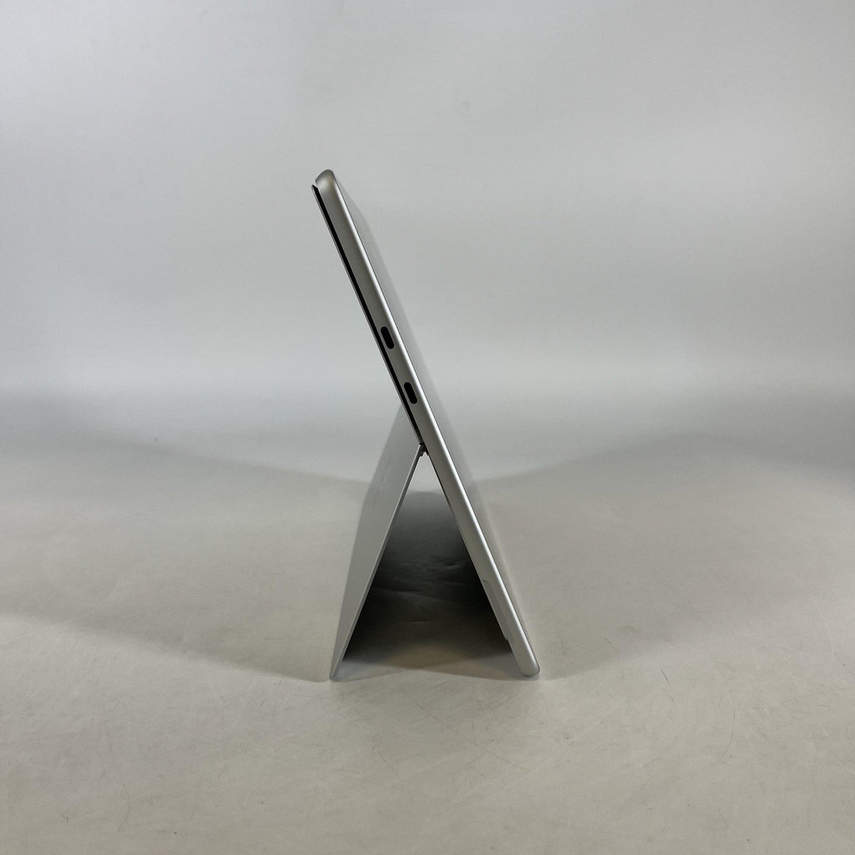 Microsoft Surface Pro 9 13 Platinum WiFi 2.7 GHz Intel Core i7 12th Gen. 16GB RAM 256GB Solid State Drive