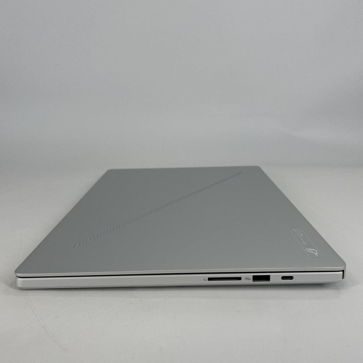 ROG Zephyrus G16 GU605 16 White 2.9 GHz Intel Core Ultra 9 Series 2 32GB RAM 2TB Solid State Drive NVIDIA GeForce RTX 5070 Ti 12 GB