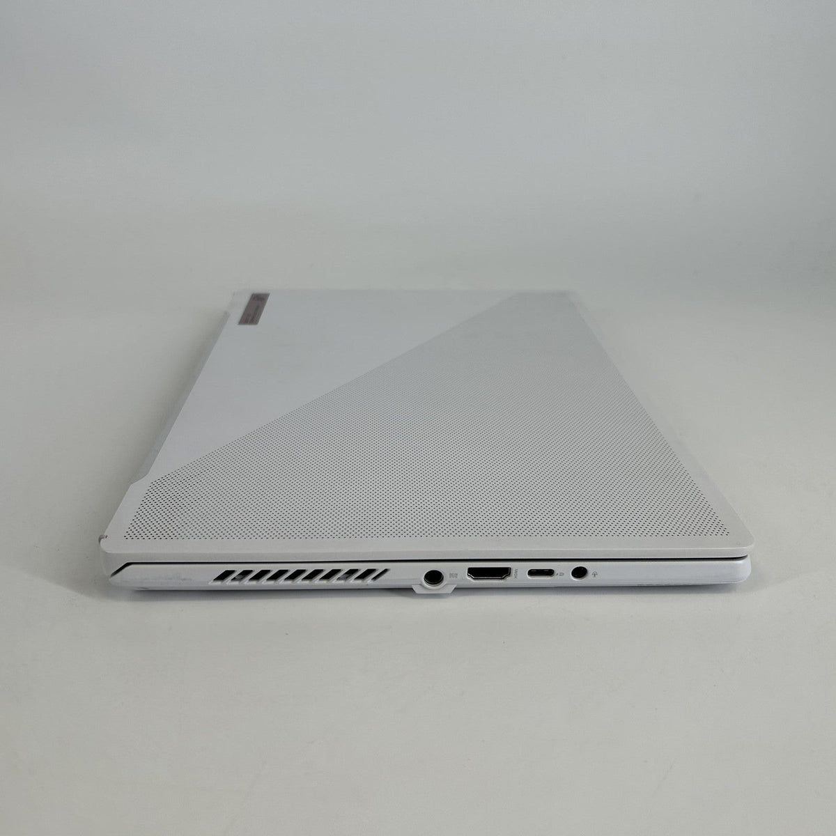 Asus ROG Zephyrus G14 GA402 14 White 4.0 GHz AMD Ryzen 9 7940HS 16GB RAM 512GB Solid State Drive NVIDIA GeForce RTX 4060 8 GB