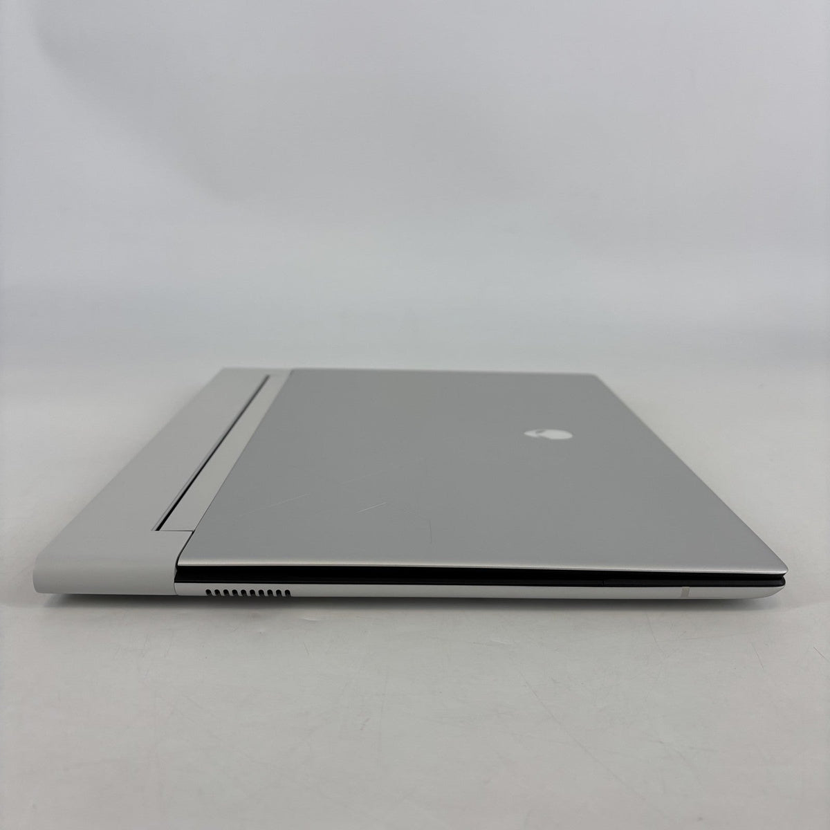 Dell Alienware X14 R2 Silver 2.4 GHz Intel Core i7 13th Gen. 32GB RAM 1TB Solid State Drive NVIDIA GeForce RTX 4060 8 GB