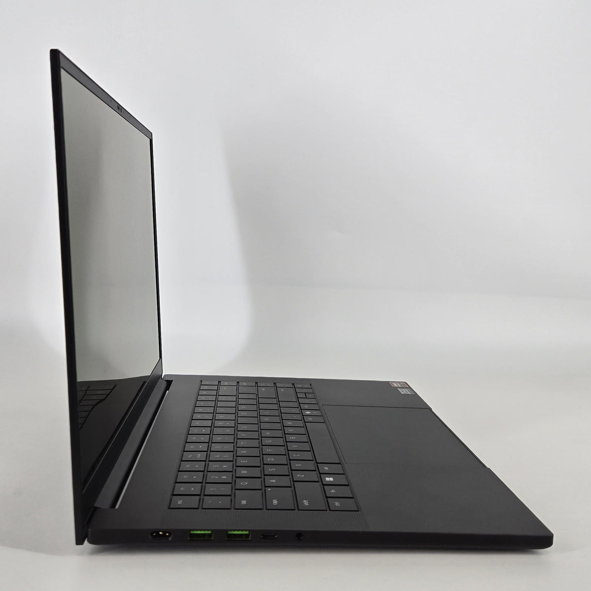 Razer Blade 16 2025 Black 2.0 GHz AMD Ryzen AI 9 365 16GB RAM 1TB Solid State Drive NVIDIA GeForce RTX 5060 8 GB