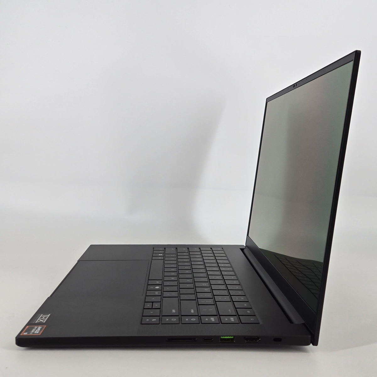 Razer Blade 16 2025 Black 2.0 GHz AMD Ryzen AI 9 365 16GB RAM 1TB Solid State Drive NVIDIA GeForce RTX 5060 8 GB