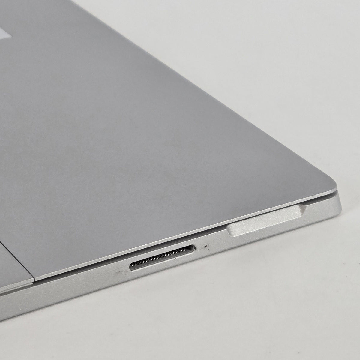Surface Pro 4 12.3 Silver WiFi 2.4 GHz Intel Core i5 6th Gen. 4GB RAM 128GB Solid State Drive