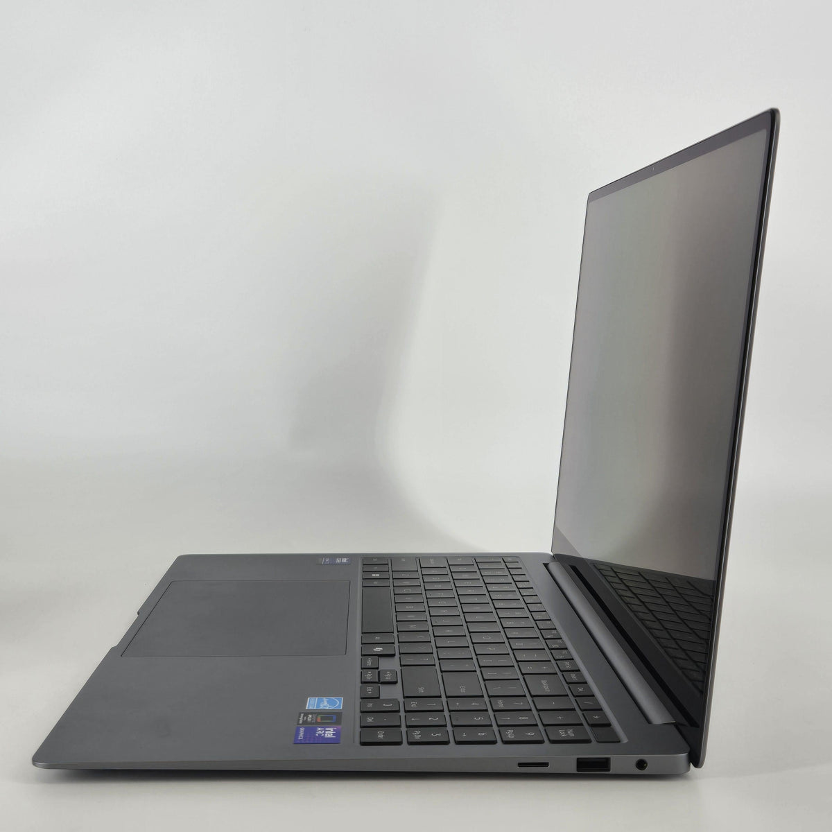 Samsung Galaxy Book5 Pro 16 Gray 2.2 GHz Intel Core Ultra 7 Series 2 16GB RAM 1TB Solid State Drive