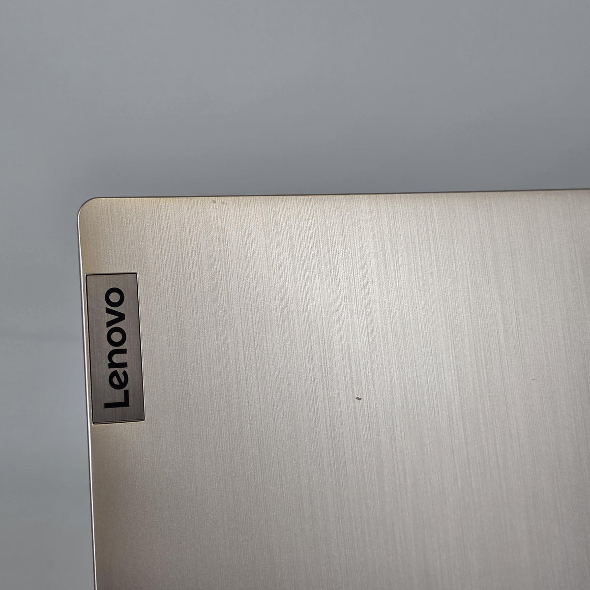 Lenovo IdeaPad 3i 15.6 Gold 3.0 GHz Intel Core i3 11th Gen. 8GB RAM 256GB Solid State Drive