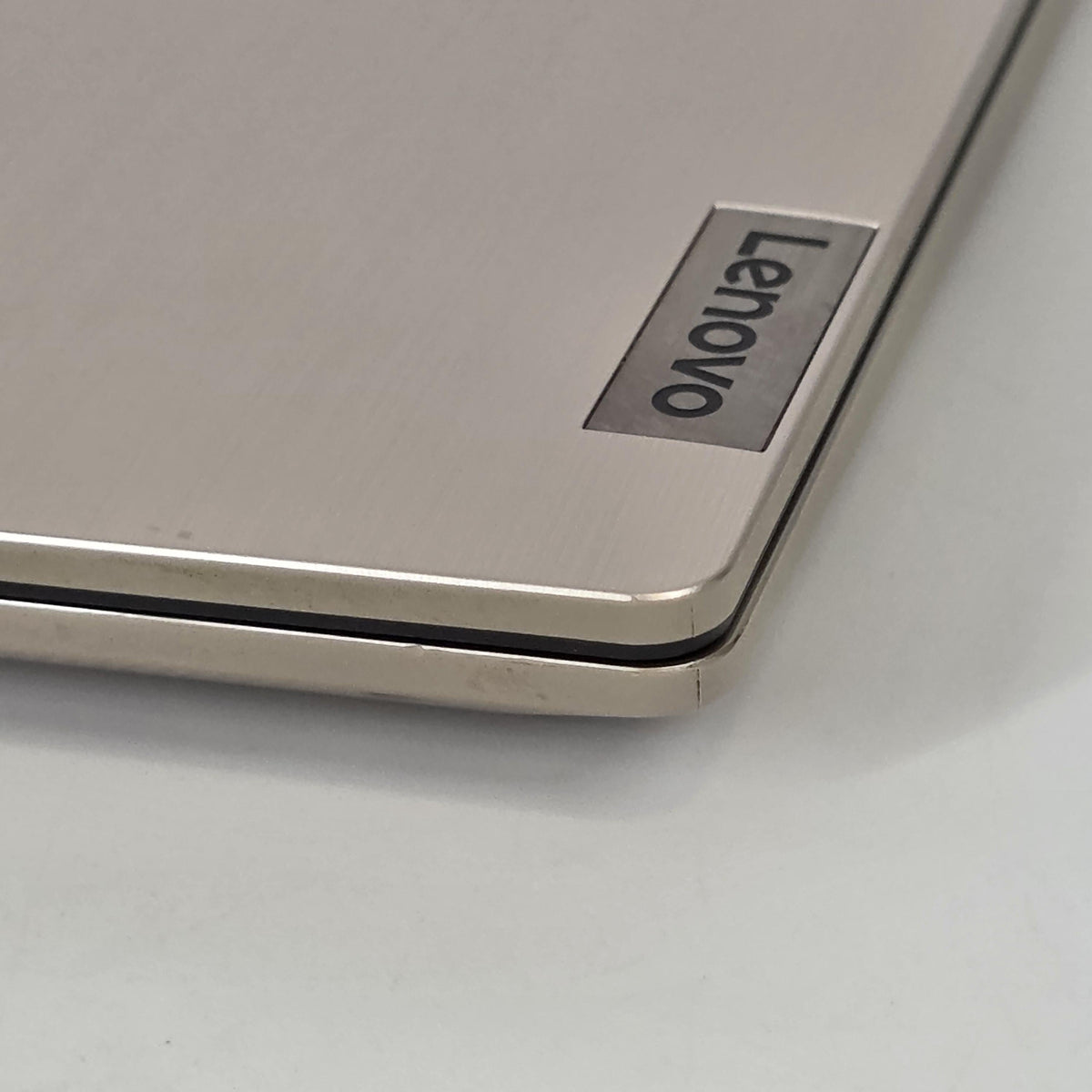 Lenovo IdeaPad 3i 15.6 Gold 3.0 GHz Intel Core i3 11th Gen. 8GB RAM 256GB Solid State Drive