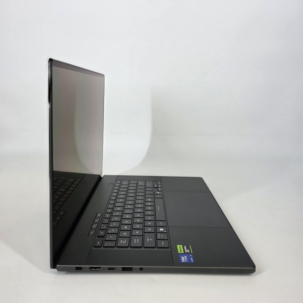 Asus ROG Zephyrus G16 GU605 16 White 2.9 GHz Intel Core Ultra 9 Series 2 16GB RAM 1TB Solid State Drive NVIDIA GeForce RTX 5070 8 GB