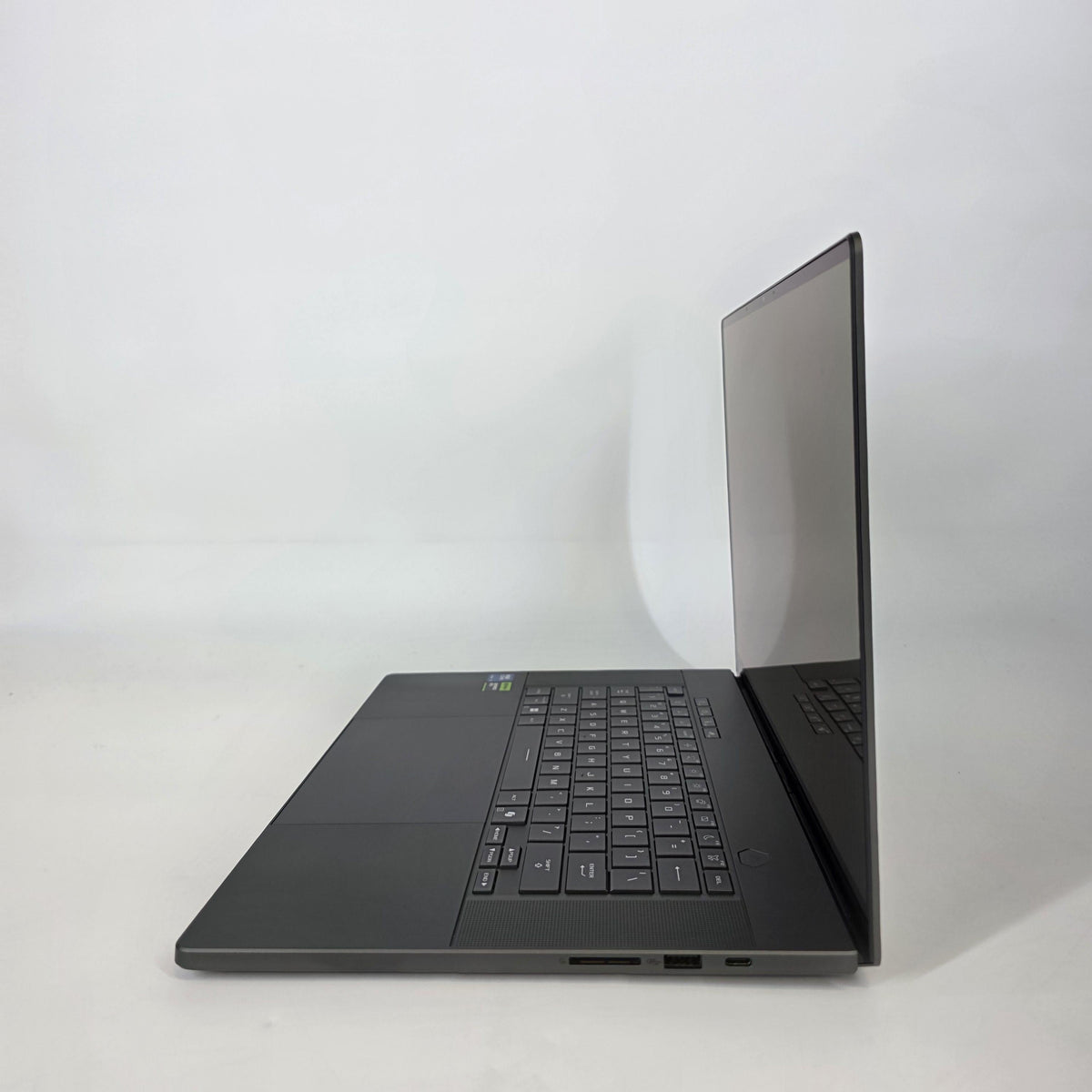 Asus ROG Zephyrus G16 GU605 16 White 2.9 GHz Intel Core Ultra 9 Series 2 16GB RAM 1TB Solid State Drive NVIDIA GeForce RTX 5070 8 GB