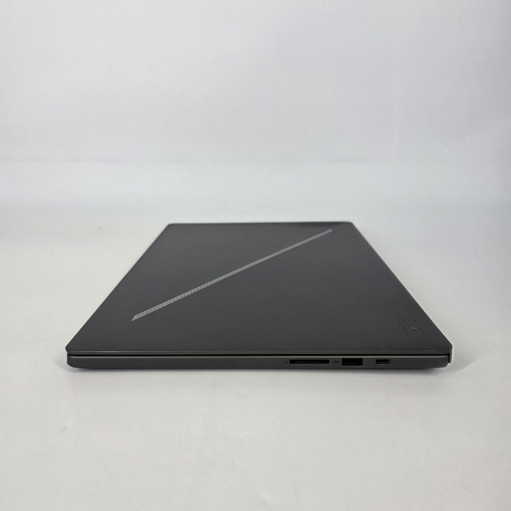 Asus ROG Zephyrus G16 GU605 16 White 2.9 GHz Intel Core Ultra 9 Series 2 16GB RAM 1TB Solid State Drive NVIDIA GeForce RTX 5070 8 GB