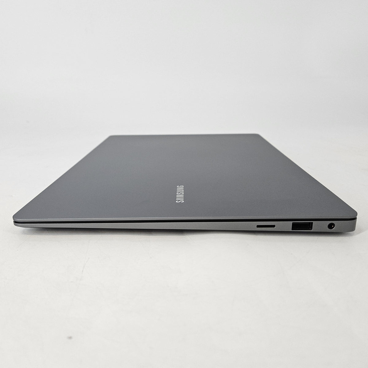 Galaxy Book5 Pro 14 Gray 2.2 GHz Intel Core Ultra 7 Series 2 32GB RAM 1TB Solid State Drive