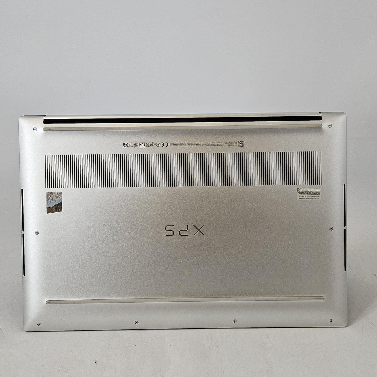 Dell XPS 15 9510 Silver 2.3 GHz Intel Core i7 11th Gen. 32GB RAM 512GB Solid State Drive NVIDIA GeForce RTX 3050 Ti 4 GB