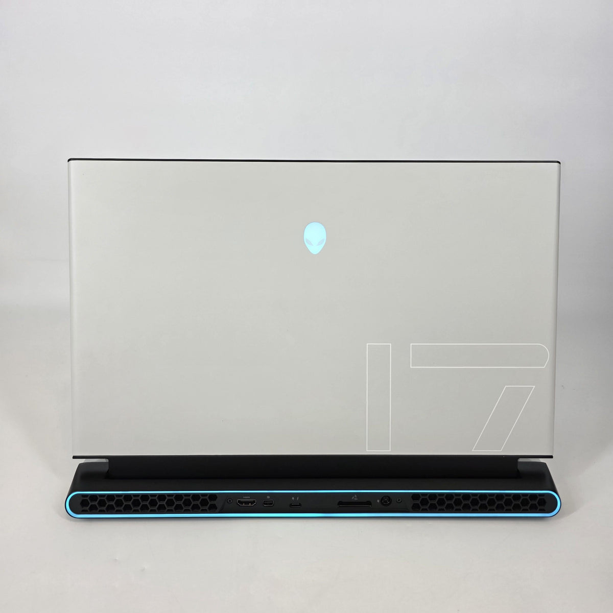 Dell Alienware M17 R4 White 2.2 GHz Intel Core i7 10th Gen. 16GB RAM 1TB Solid State Drive NVIDIA GeForce RTX 3070 8 GB