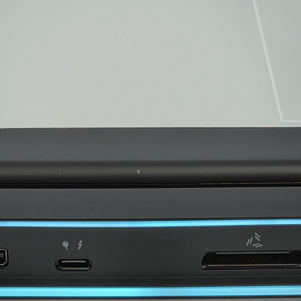 Dell Alienware M17 R4 White 2.2 GHz Intel Core i7 10th Gen. 16GB RAM 1TB Solid State Drive NVIDIA GeForce RTX 3070 8 GB