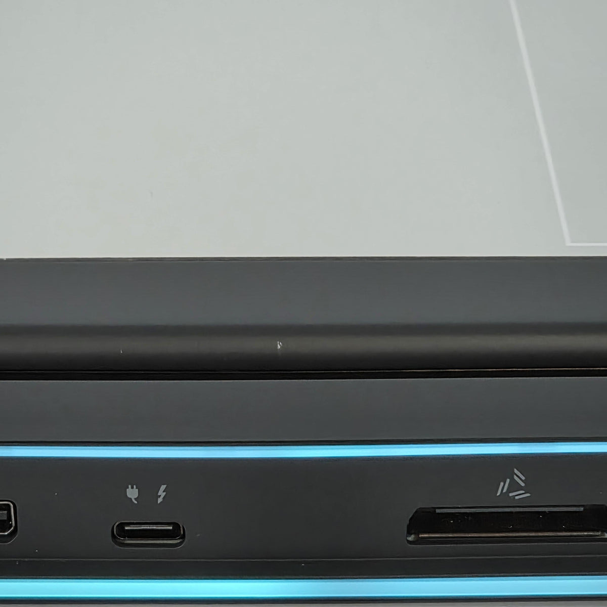 Dell Alienware M17 R4 White 2.2 GHz Intel Core i7 10th Gen. 16GB RAM 1TB Solid State Drive NVIDIA GeForce RTX 3070 8 GB
