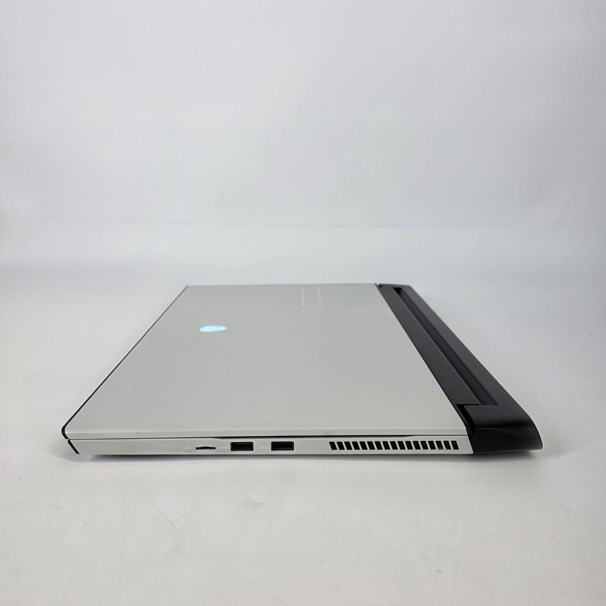 Dell Alienware M17 R4 White 2.2 GHz Intel Core i7 10th Gen. 16GB RAM 1TB Solid State Drive NVIDIA GeForce RTX 3070 8 GB