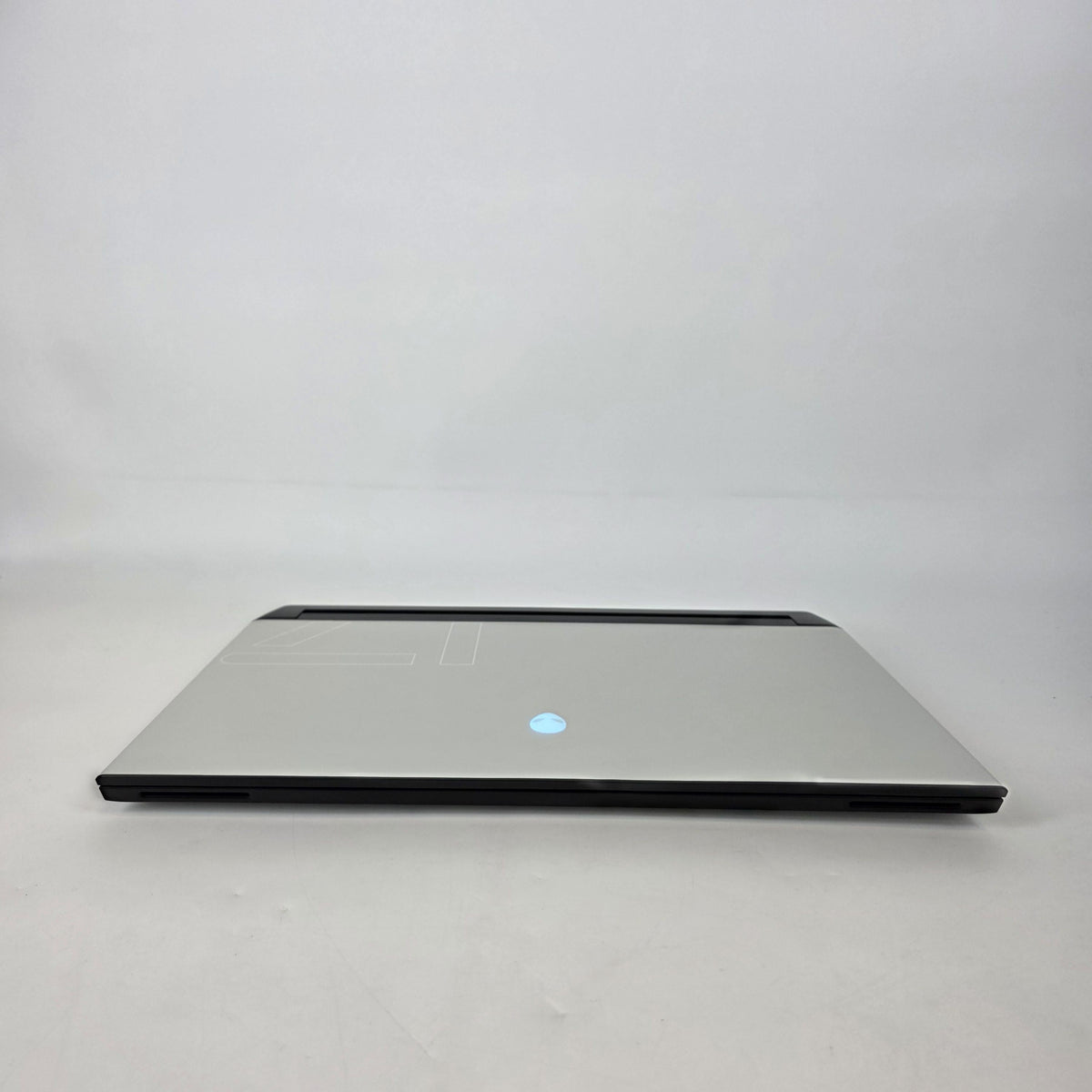 Dell Alienware M17 R4 White 2.2 GHz Intel Core i7 10th Gen. 16GB RAM 1TB Solid State Drive NVIDIA GeForce RTX 3070 8 GB