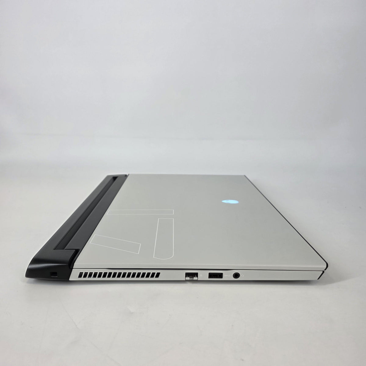 Dell Alienware M17 R4 White 2.2 GHz Intel Core i7 10th Gen. 16GB RAM 1TB Solid State Drive NVIDIA GeForce RTX 3070 8 GB