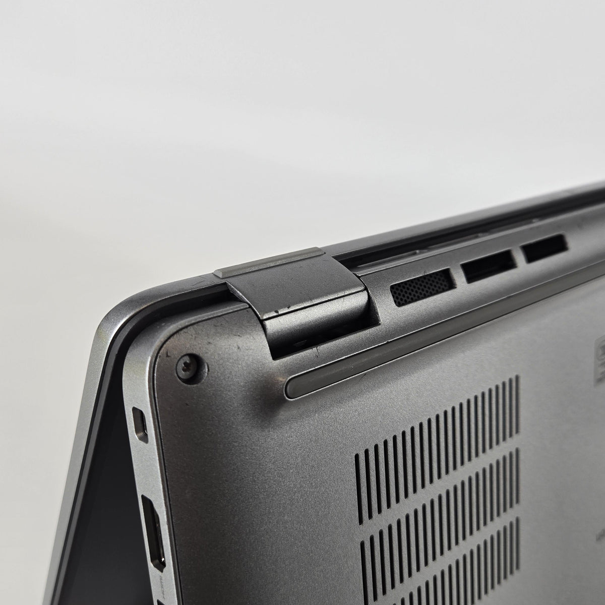 Dell Precision 3490 14 Gray 1.4 GHz Intel Core Ultra 7 64GB RAM 1TB Solid State Drive NVIDIA RTX 500 Ada 4 GB