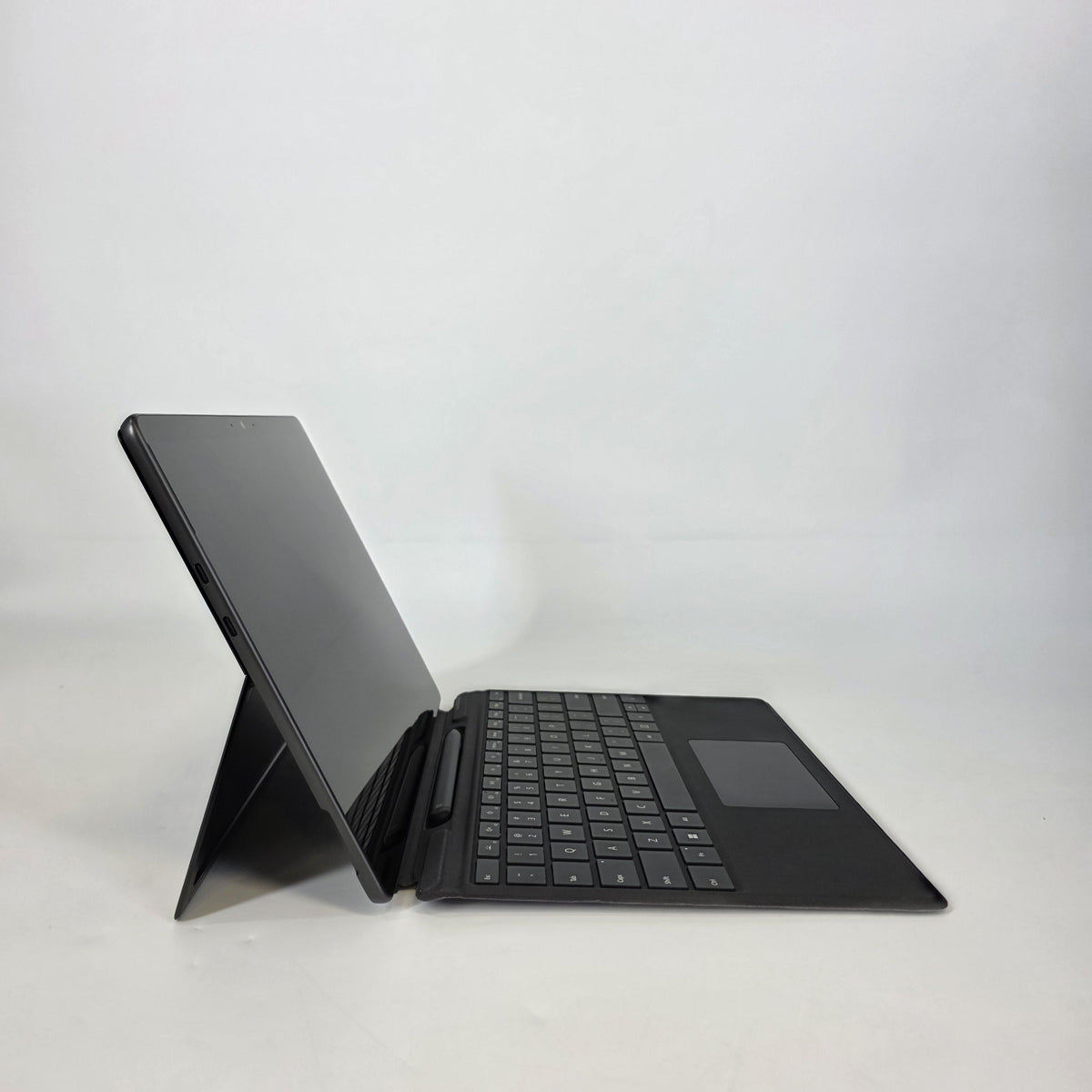 Surface Pro 9 13 Graphite WiFi 2.7 GHz Intel Core i7 12th Gen. 16GB RAM 512GB Solid State Drive