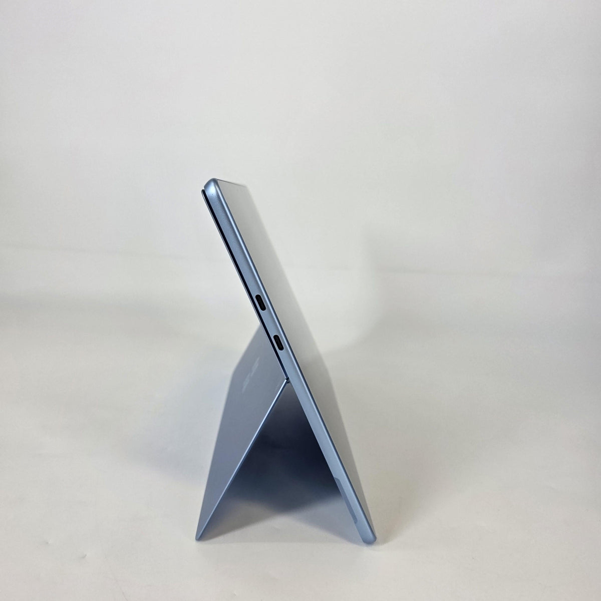 Microsoft Surface Pro 9 13 Sapphire WiFi 2.6 GHz Intel Core i7 12th Gen. 16GB RAM 512GB Solid State Drive