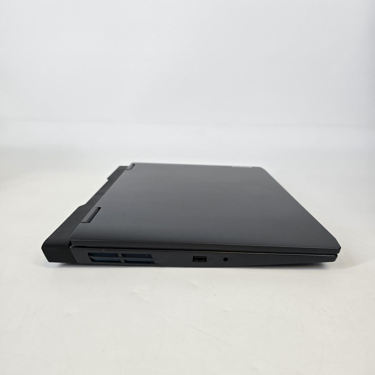 Lenovo IdeaPad Gaming 3 15.6 Gray 3.3 GHz AMD Ryzen 5 6600H 32GB RAM 2TB Solid State Drive 256GB Solid State Drive NVIDIA GeForce RTX 3050 4 GB