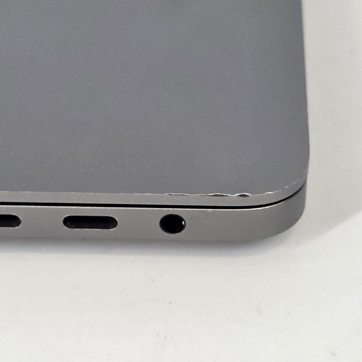 Apple MacBook Pro 16 Touch Bar 2019 Space Gray 2.4 GHz Intel Core i9 9th Gen. 32GB RAM 2TB Solid State Drive AMD Radeon Pro 5600M 8 GB
