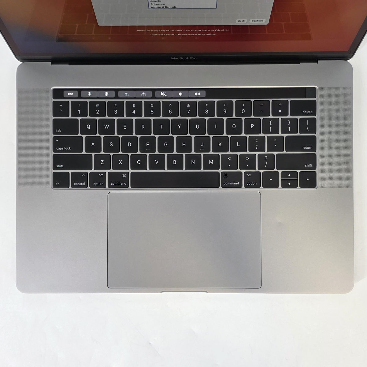 MacBook Pro 15 Touch Bar 2017 Space Gray 2.8 GHz Intel Core i7 7th Gen. 16GB RAM 2TB Solid State Drive AMD Radeon Pro 560 4 GB