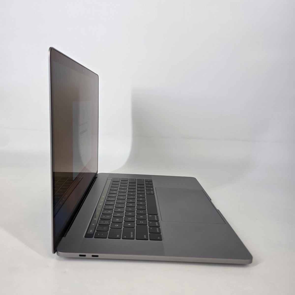 MacBook Pro 15 Touch Bar 2017 Space Gray 2.8 GHz Intel Core i7 7th Gen. 16GB RAM 2TB Solid State Drive AMD Radeon Pro 560 4 GB