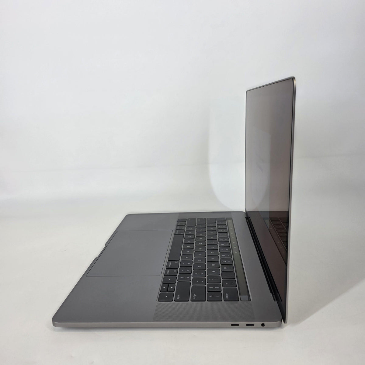 MacBook Pro 15 Touch Bar 2017 Space Gray 2.8 GHz Intel Core i7 7th Gen. 16GB RAM 2TB Solid State Drive AMD Radeon Pro 560 4 GB