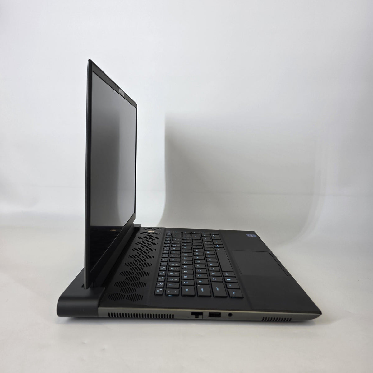 Dell Alienware M16 R1 Black 2.1 GHz Intel Core i7 13th Gen. 32GB RAM 1TB Solid State Drive NVIDIA GeForce RTX 4070 8 GB