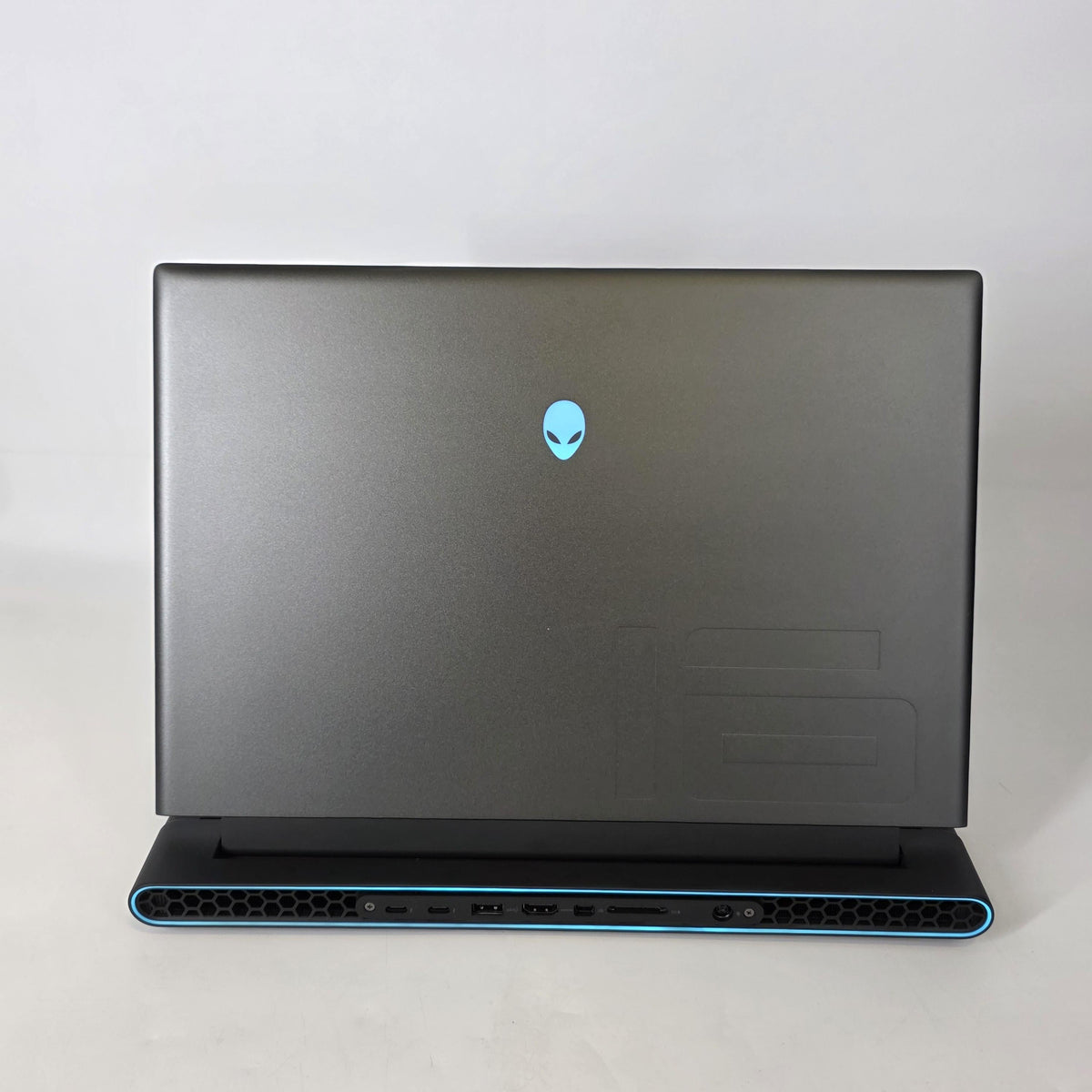 Dell Alienware M16 R1 Black 2.1 GHz Intel Core i7 13th Gen. 32GB RAM 1TB Solid State Drive NVIDIA GeForce RTX 4070 8 GB