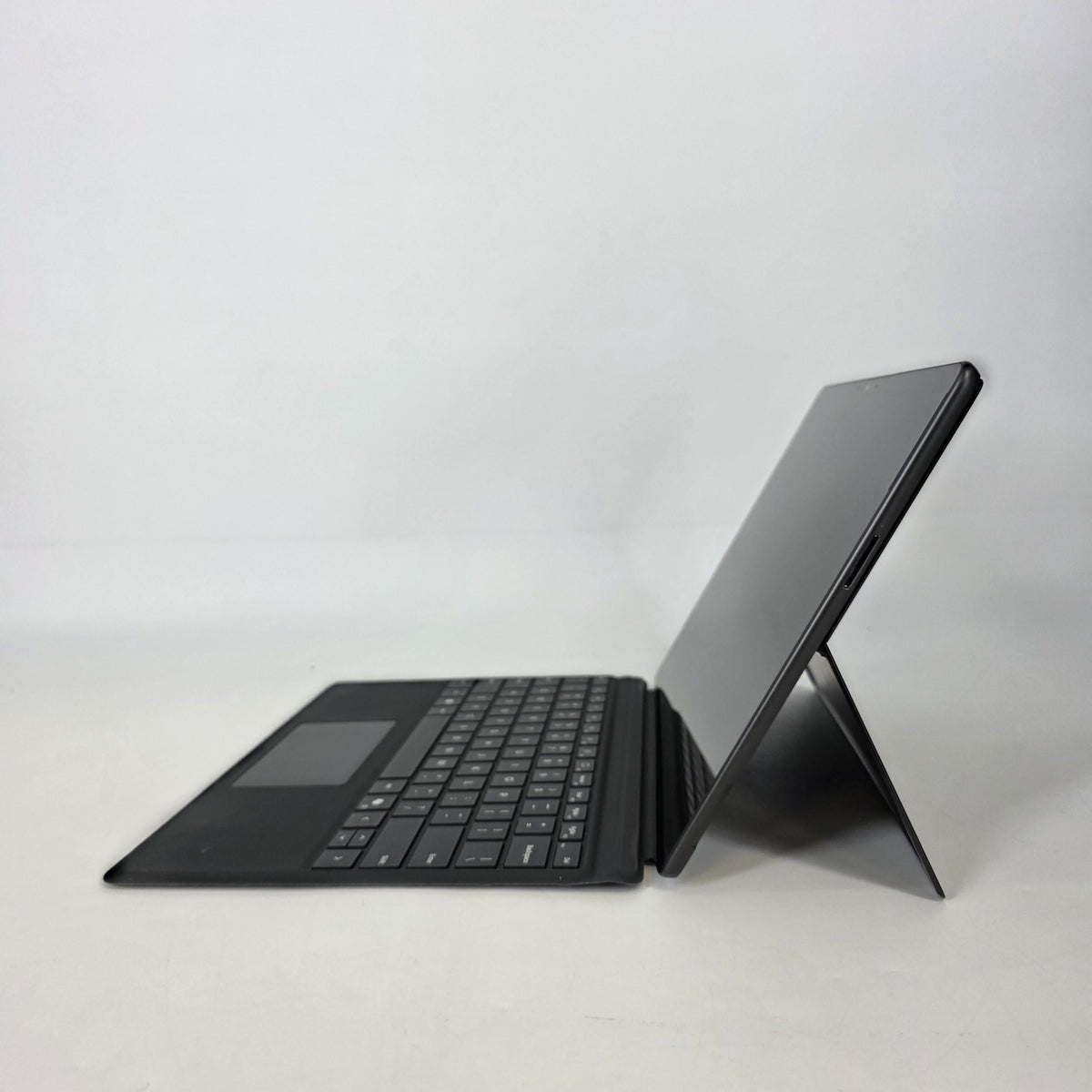 Surface Pro 9 13 Graphite WiFi 2.5 GHz Intel Core i5 12th Gen. 16GB RAM 256GB Solid State Drive