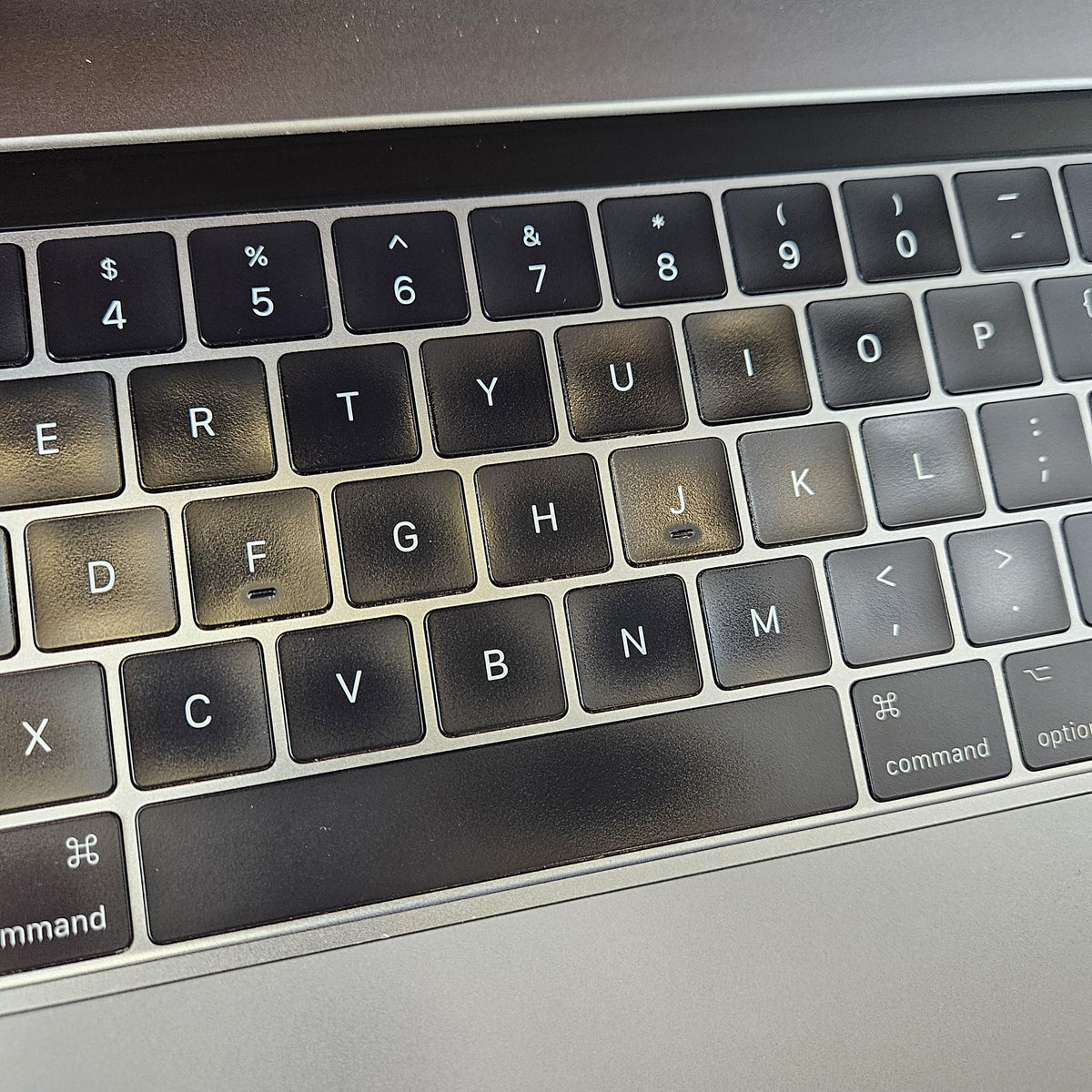 Apple MacBook Pro 15 Touch Bar 2017 Space Gray 3.1 GHz Intel Core i7 7th Gen. 16GB RAM 2TB Solid State Drive AMD Radeon Pro 560 4 GB