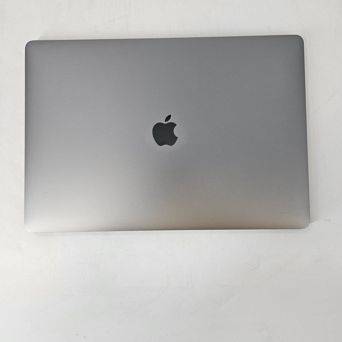 Apple MacBook Pro 15 Touch Bar 2017 Space Gray 3.1 GHz Intel Core i7 7th Gen. 16GB RAM 2TB Solid State Drive AMD Radeon Pro 560 4 GB