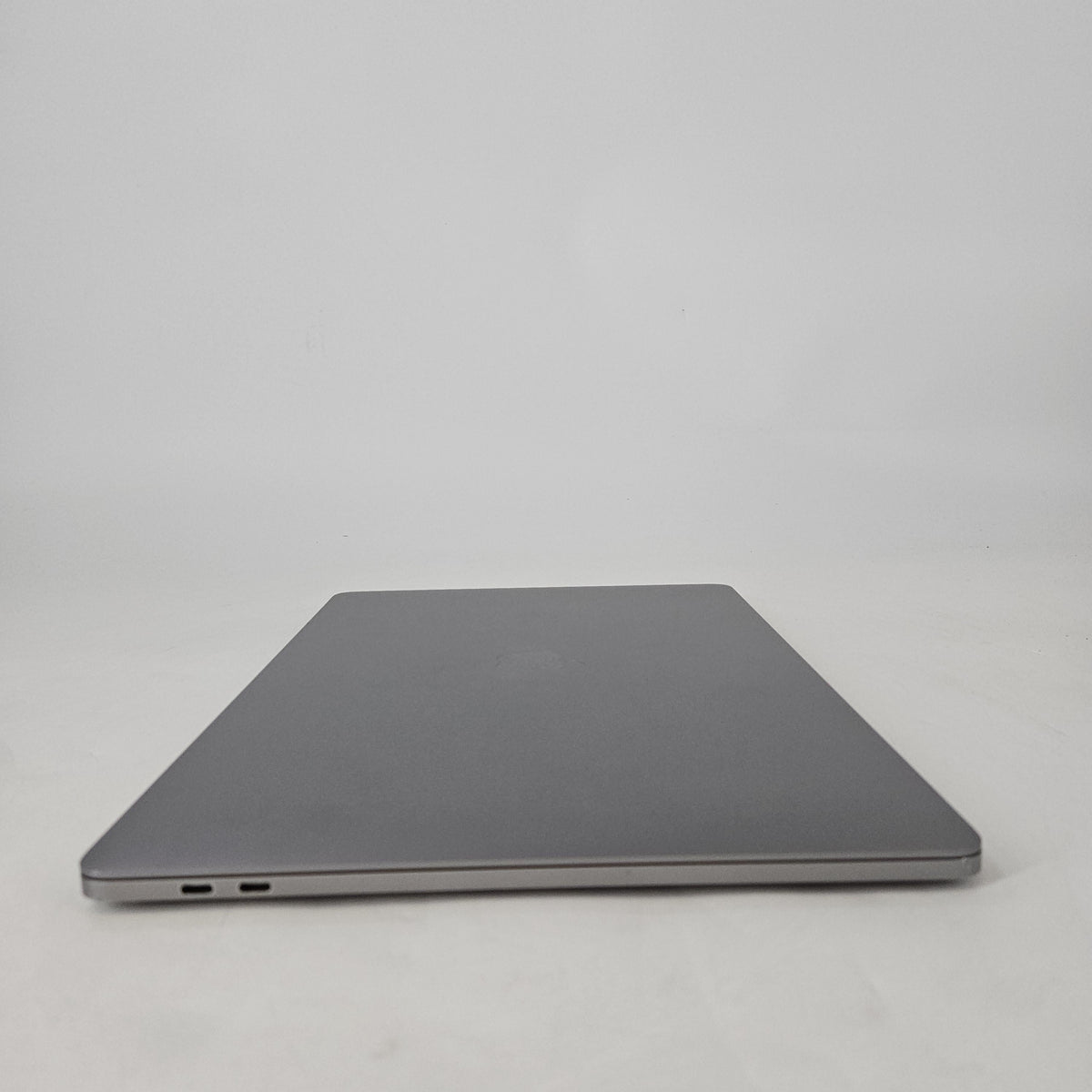 Apple MacBook Pro 15 Touch Bar 2017 Space Gray 3.1 GHz Intel Core i7 7th Gen. 16GB RAM 2TB Solid State Drive AMD Radeon Pro 560 4 GB
