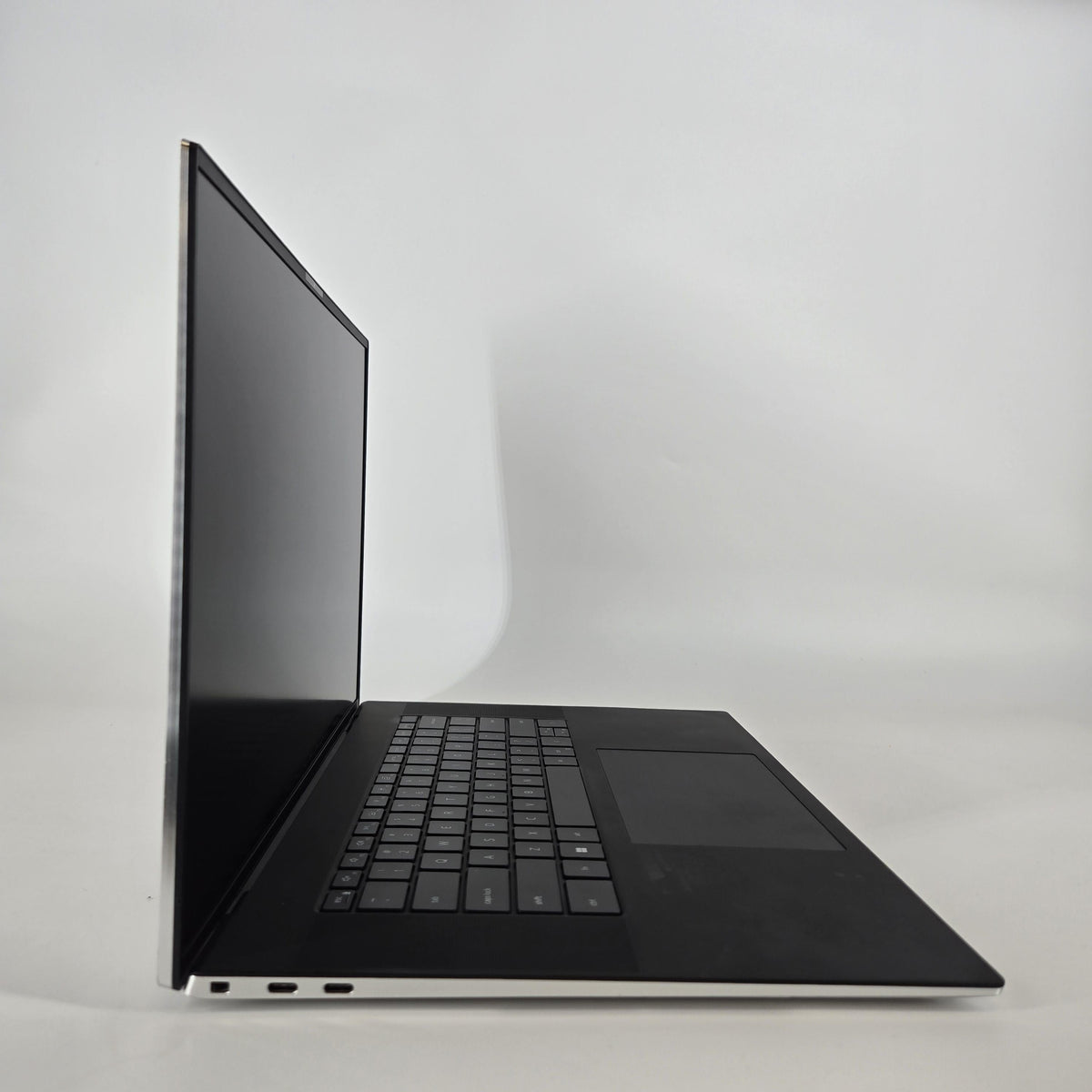 Dell XPS 17 9710 Silver 2.3 GHz Intel Core i7 11th Gen. 32GB RAM 512GB Solid State Drive NVIDIA GeForce RTX 3050 4 GB
