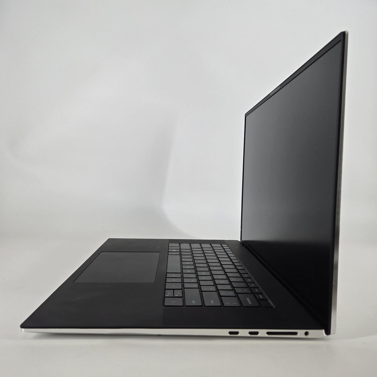 Dell XPS 17 9710 Silver 2.3 GHz Intel Core i7 11th Gen. 32GB RAM 512GB Solid State Drive NVIDIA GeForce RTX 3050 4 GB