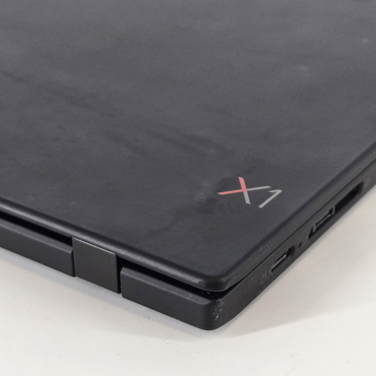 Lenovo ThinkPad X1 Carbon Gen 7 14 Black 1.8 GHz Intel Core i7 8th Gen. 16GB RAM 256GB Solid State Drive