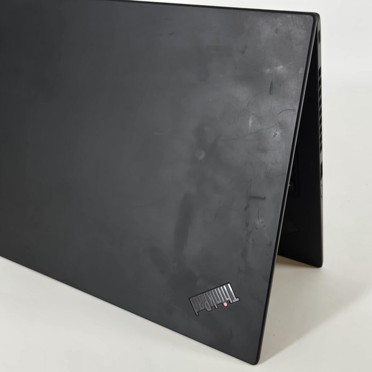 Lenovo ThinkPad X1 Carbon Gen 7 14 Black 1.8 GHz Intel Core i7 8th Gen. 16GB RAM 256GB Solid State Drive